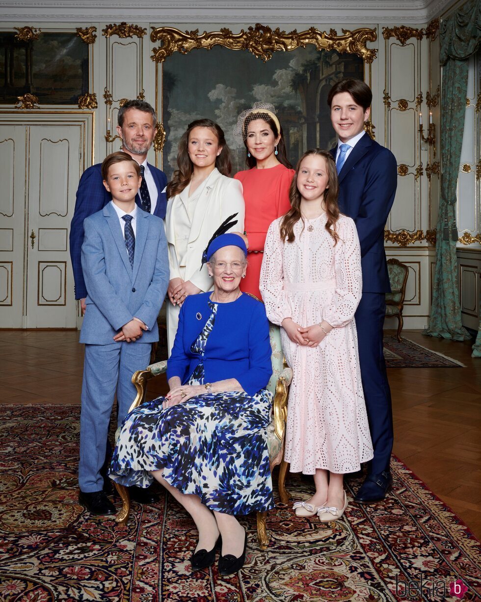 Foto oficial de Margarita de Dinamarca, Federico y Mary de Dinamarca y sus hijos en la Confirmación de Isabel de Dinamarca