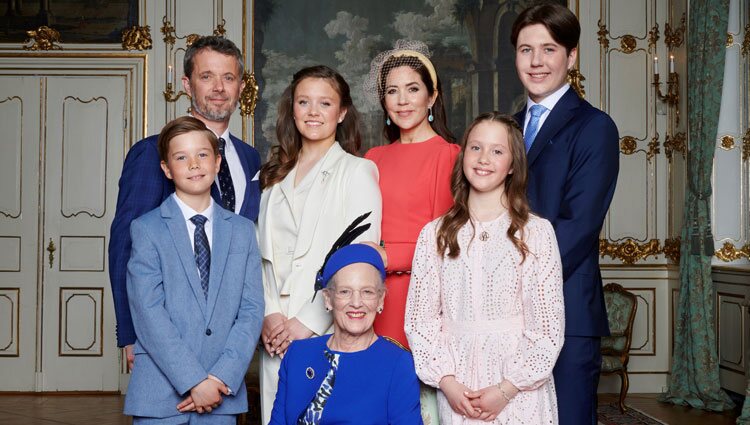 Foto oficial de Margarita de Dinamarca, Federico y Mary de Dinamarca y sus hijos en la Confirmación de Isabel de Dinamarca