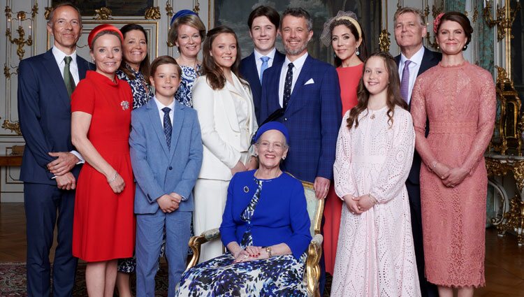 Isabel de Dinamarca con sus padres, sus hermanos, su abuela Margarita de Dinamarca y sus padrinos en su Confirmación