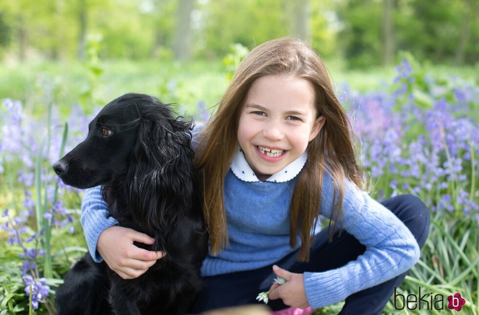 La Princesa Carlota con su perra Orla en un posado por su 7 cumpleaños