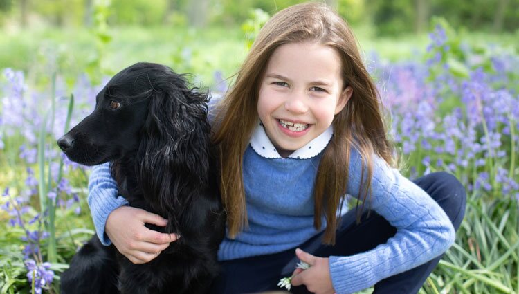 La Princesa Carlota con su perra Orla en un posado por su 7 cumpleaños