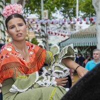 Tana Rivera con cara de preocupación en un coche de caballos en la Feria de Abril 2022
