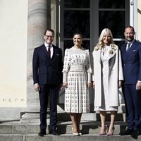 Victoria y Daniel de Suecia con Haakon y Mette-Marit de Noruega en el Palacio de Haga