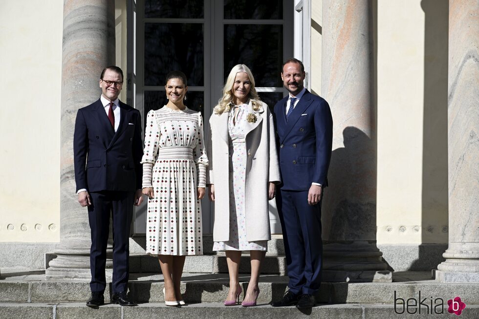 Victoria y Daniel de Suecia con Haakon y Mette-Marit de Noruega en el Palacio de Haga