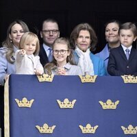 Silvia de Suecia, Victoria y Daniel de Suecia, Estela de Suecia, Oscar de Suecia, Sofia de Suecia y Gabriel de Suecia en el 76 cumpleaños de Carlos Gustavo