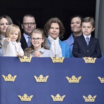 Silvia de Suecia, Victoria y Daniel de Suecia, Estela de Suecia, Oscar de Suecia, Sofia de Suecia y Gabriel de Suecia en el 76 cumpleaños de Carlos Gustavo