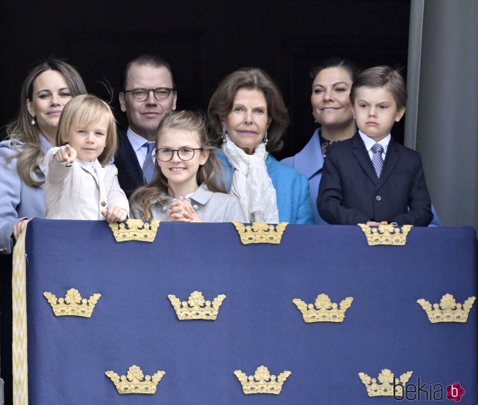 Silvia de Suecia, Victoria y Daniel de Suecia, Estela de Suecia, Oscar de Suecia, Sofia de Suecia y Gabriel de Suecia en el 76 cumpleaños de Carlos Gustavo