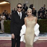 Kim Kardashian y Pete Davidson posando en la MET Gala 2022