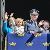 Carlos Gustavo y Silvia de Suecia con sus nietos Estela de Suecia, Oscar de Suecia y Gabriel de Suecia en el 76 cumpleaños del Rey de Suecia