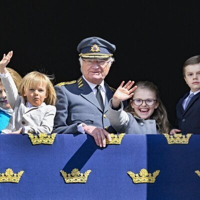 Carlos Gustavo y Silvia de Suecia con sus nietos Estela de Suecia, Oscar de Suecia y Gabriel de Suecia en el 76 cumpleaños del Rey de Suecia