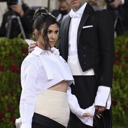 Kourtney Kardashian y Travis Barker, enamorados en la MET Gala 2022