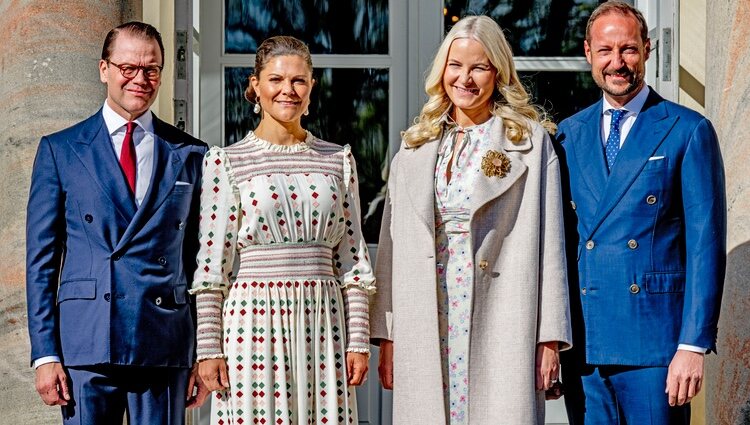 Victoria y Daniel de Suecia en el Palacio de Haga con Haakon y Mette-Marit de Noruega