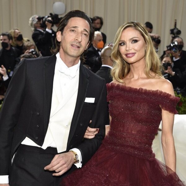 Adrien Brody y Georgina Chapman posando en la MET Gala 2022 - Famosos