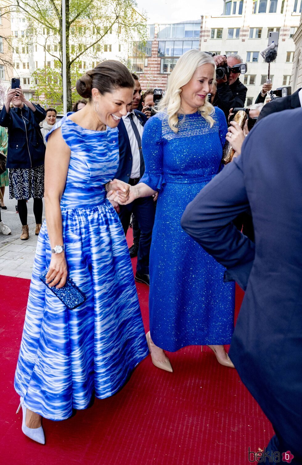 Victoria de Suecia y Mette-Marit de Noruega ríen cogidas de la mano en una recepción en Estocolmo