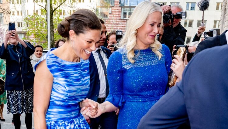 Victoria de Suecia y Mette-Marit de Noruega ríen cogidas de la mano en una recepción en Estocolmo