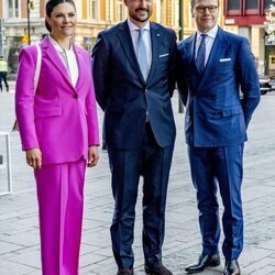 Victoria y Daniel de Suecia con Haakon de Noruega en un seminario en Estocolmo