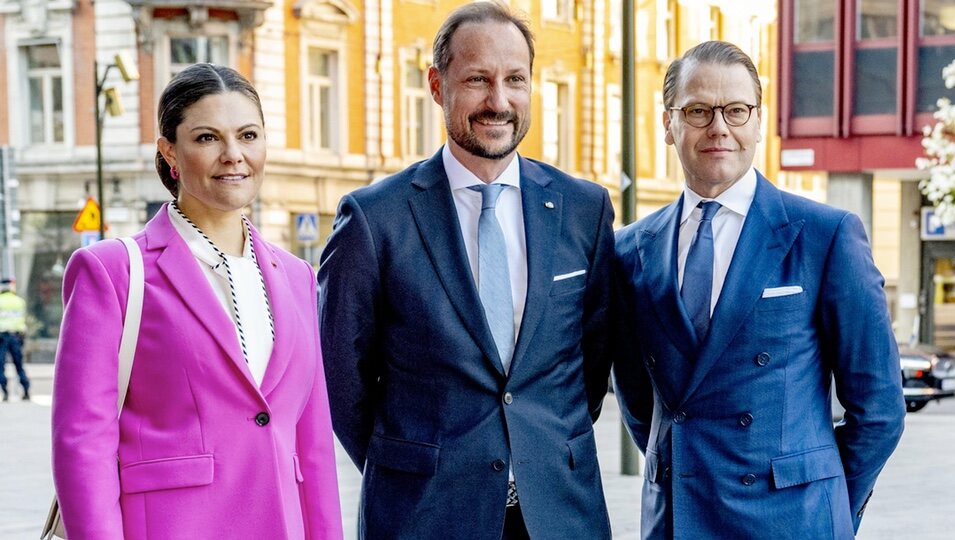 Victoria y Daniel de Suecia con Haakon de Noruega en un seminario en Estocolmo