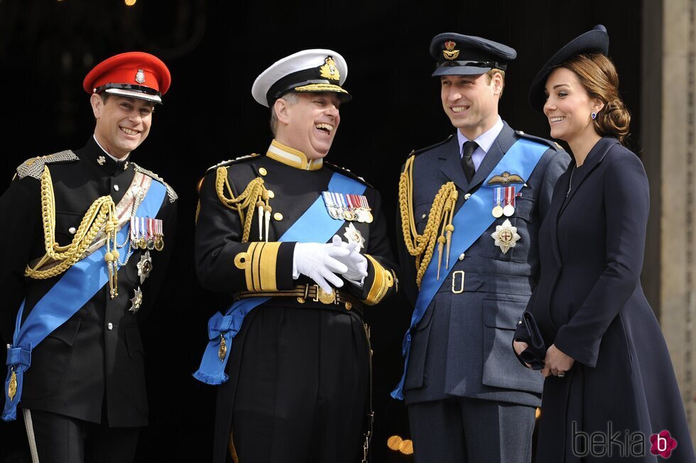 El Príncipe Eduardo, el Príncipe Andrés, el Príncipe Guillermo y Kate Middleton en un servicio conmemorativo en Londres