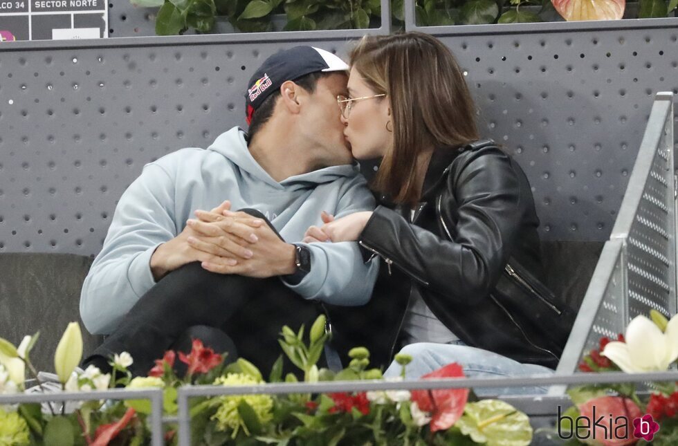 Andrea Duro y Alejandro Galán besándose en el Madrid Open de Tenis 2022
