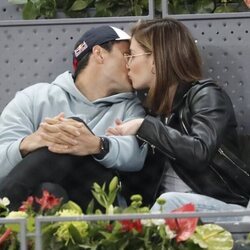 Andrea Duro y Alejandro Galán besándose en el Madrid Open de Tenis 2022