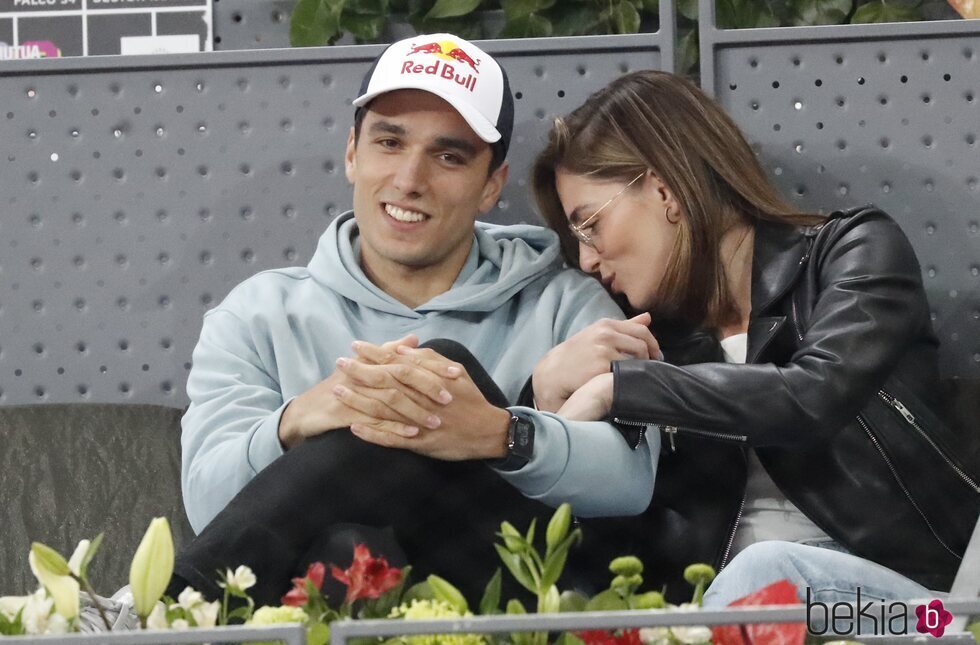 Andrea Duro dando un beso a Alejandro Galán en el Madrid Open de Tenis 2022