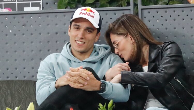 Andrea Duro dando un beso a Alejandro Galán en el Madrid Open de Tenis 2022