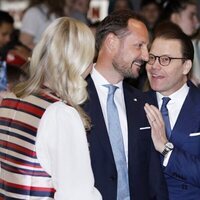 Haakon de Noruega y Daniel de Suecia comparten confidencias en presencia de Mette-Marit de Noruega