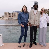 Carlota Casiraghi, Abd Al Malik y Carole Bouquet en la presentación de la colección Crucero 2022/2023 de Chanel
