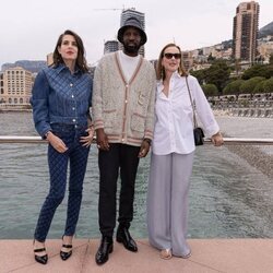 Carlota Casiraghi, Abd Al Malik y Carole Bouquet en la presentación de la colección Crucero 2022/2023 de Chanel