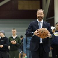 Haakon de Noruega jugando al baloncesto durante su visita oficial a Suecia