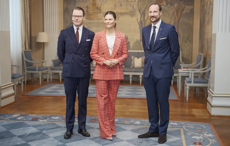 Victoria de Suecia y Daniel de Suecia y Haakon de Noruega antes de su viaje a Gotemburgo