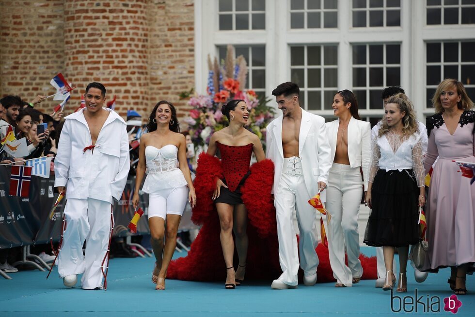 Chanel Terrero y sus bailarines en la alfombra azul de la ceremonia de apertura del Festival de Eurovisión 2022