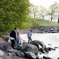 Victoria de Suecia y sus hijos Estela y Oscar de Suecia recogiendo basura en Djurgarden