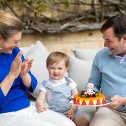 Charles de Luxemburgo con sus padres en su 2 cumpleaños