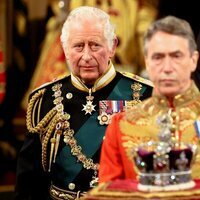 El Príncipe Carlos sigue al Marqués de Cholmondeley con la Corona Imperial en la Apertura del Parlamento 2022