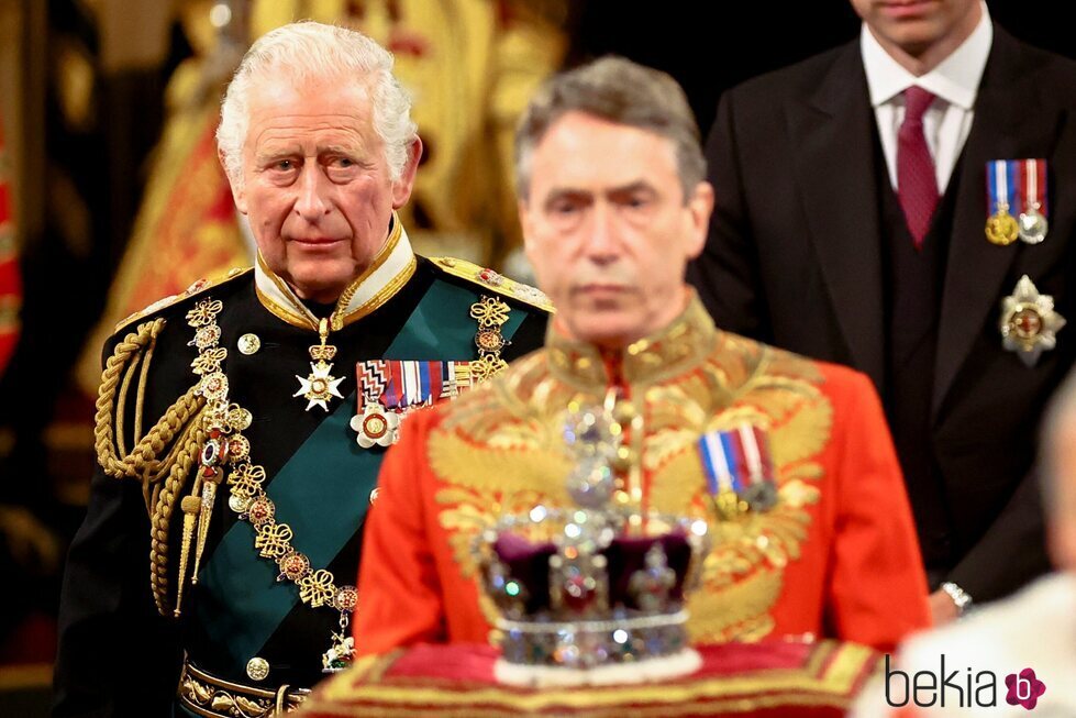 El Príncipe Carlos sigue al Marqués de Cholmondeley con la Corona Imperial en la Apertura del Parlamento 2022