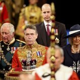 El Príncipe Carlos, Camilla Parker y el Príncipe Guillermo siguen al Marqués de Cholmondeley con Corona Imperial en la Apertura del Parlamento 2022