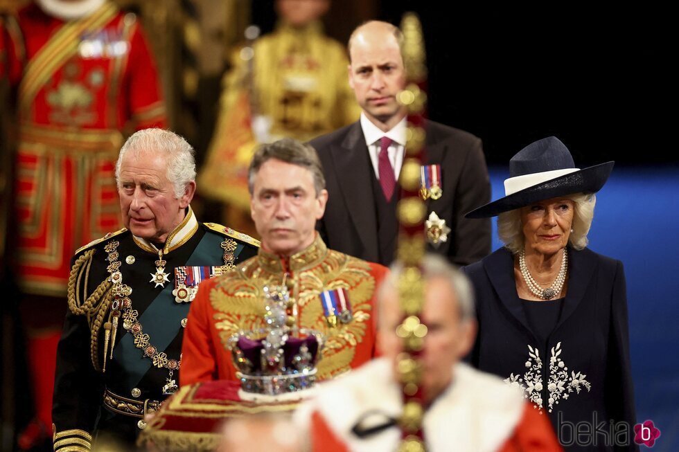 El Príncipe Carlos, Camilla Parker y el Príncipe Guillermo siguen al Marqués de Cholmondeley con Corona Imperial en la Apertura del Parlamento 2022