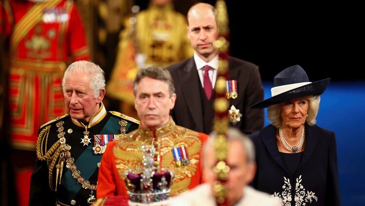 El Príncipe Carlos, Camilla Parker y el Príncipe Guillermo siguen la Corona Imperial en la Apertura del Parlamento 2022