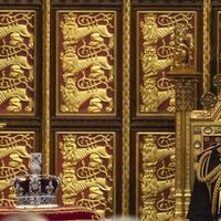El Príncipe Carlos mira la Corona Imperial en la Apertura del Parlamento 2022
