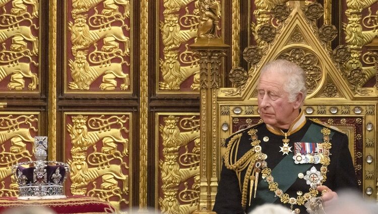 El Príncipe Carlos mira la Corona Imperial en la Apertura del Parlamento 2022