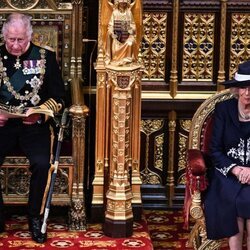 El Príncipe Carlos leyendo el discurso en presencia de Camilla Parker en la Apertura del Parlamento 2022