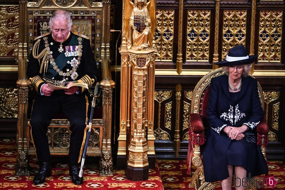 El Príncipe Carlos leyendo el discurso en presencia de Camilla Parker en la Apertura del Parlamento 2022