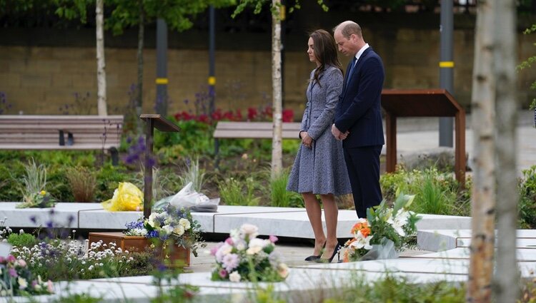 El Príncipe Guillermo y Kate Middleton en la inauguración del Glade Of Light Memorial en Manchester