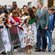 La Reina Letizia cogiendo a un niño en brazos en presencia del Rey Felipe en Las Hurdes