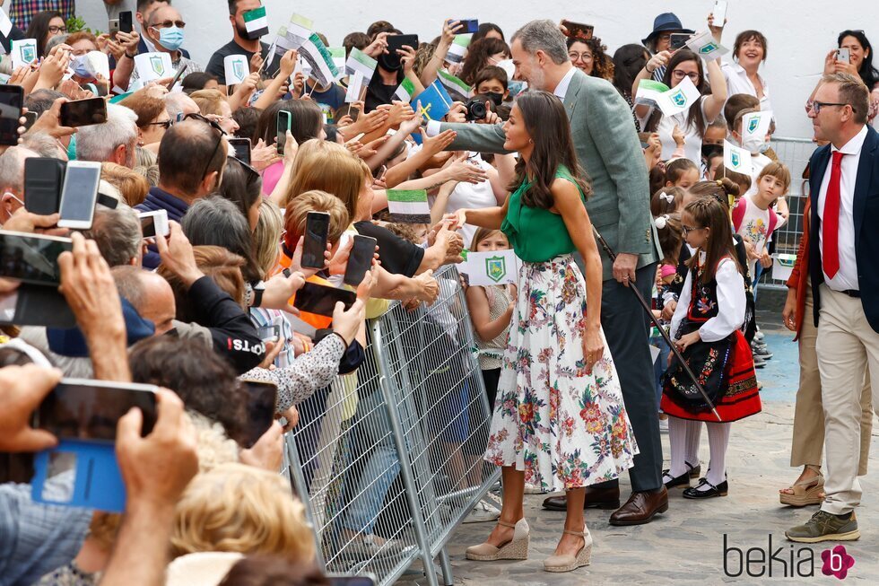 Los Reyes Felipe y Letizia saludando a los ciudadanos en Las Hurdes
