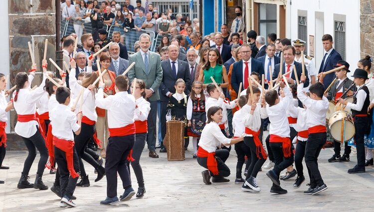 Los Reyes Felipe y Letizia viendo a unos niños bailando en Las Hurdes
