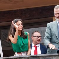 Los Reyes Felipe y Letizia saludando en el balcón del Ayuntamiento de Pinofranqueado en Las Hurdes