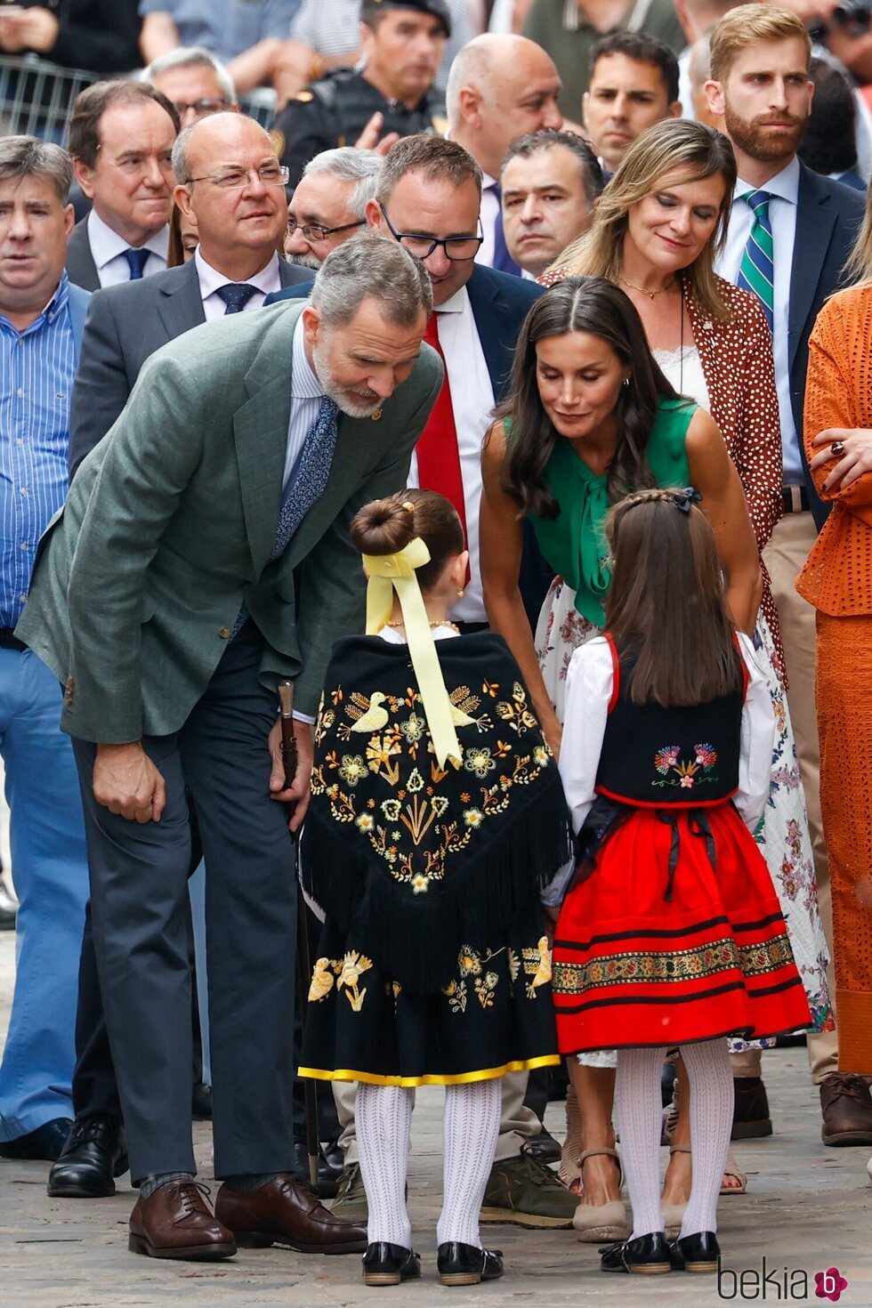Los Reyes Felipe y Letizia con unas niñas en Las Hurdes