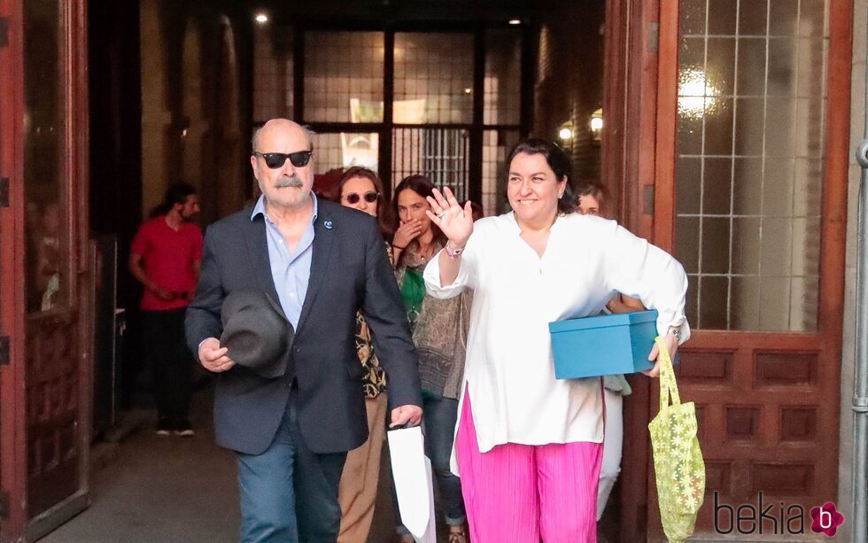 Antonio Resines acompañado de su mujer tras dar el pregón de las fiestas de San Isidro